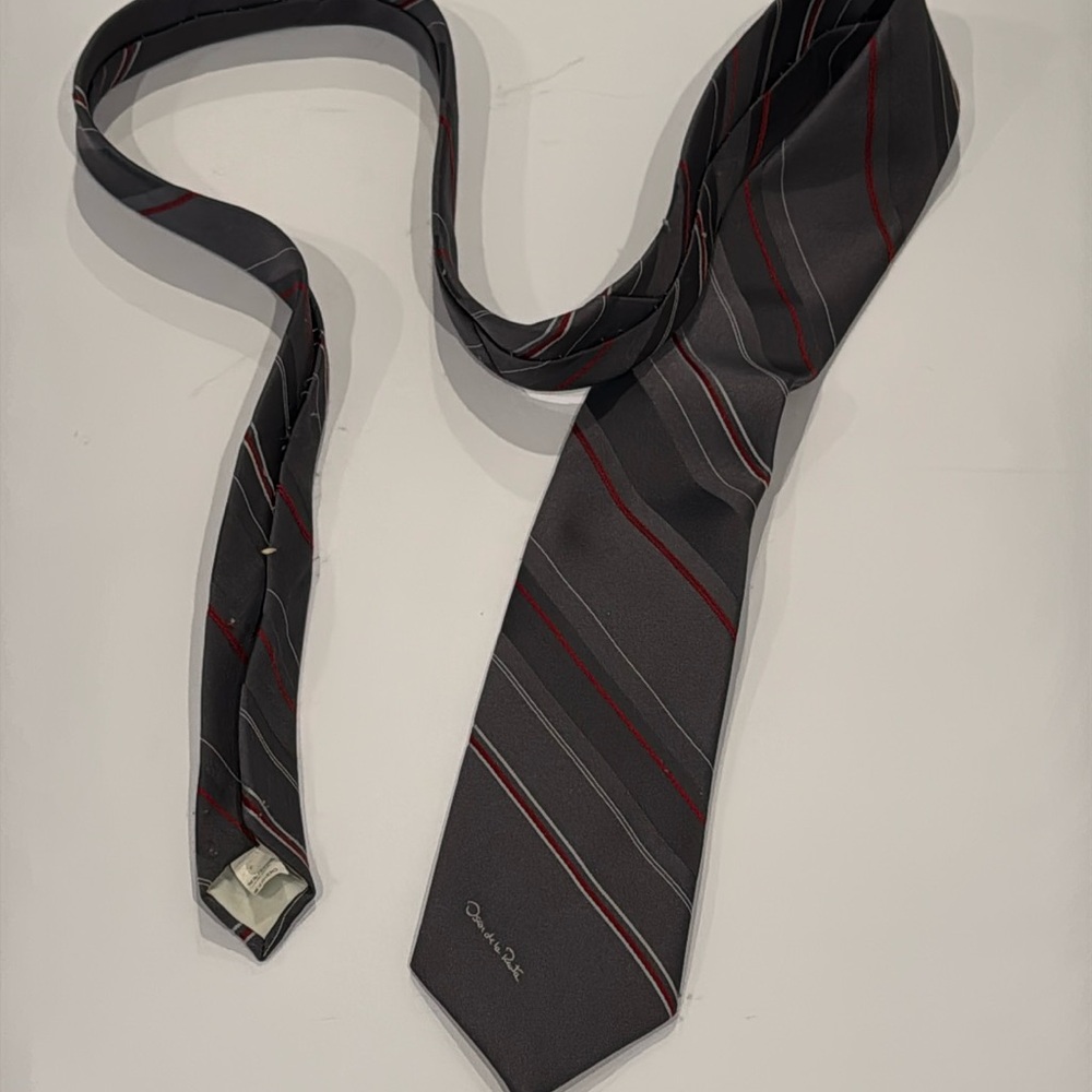 Classic Vintage Oscar De La Renta Tie Stripe Gray and Red‎